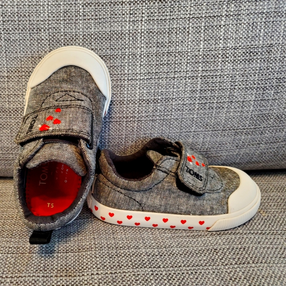 Toms. Tiny Alpargata. Sweet heart shoes.